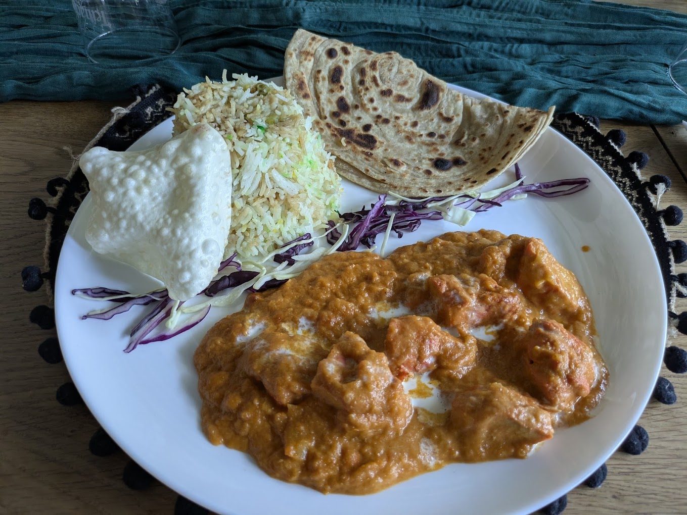 Butter Chicken mit Paratha, Reis und Papadam