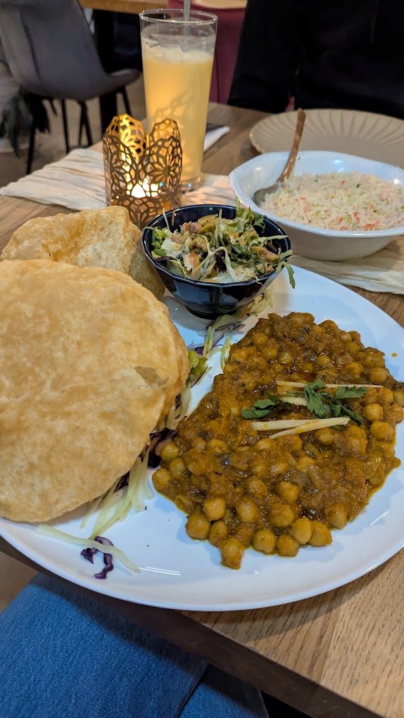 Chana Masala mit Puri bei Kerzenlicht