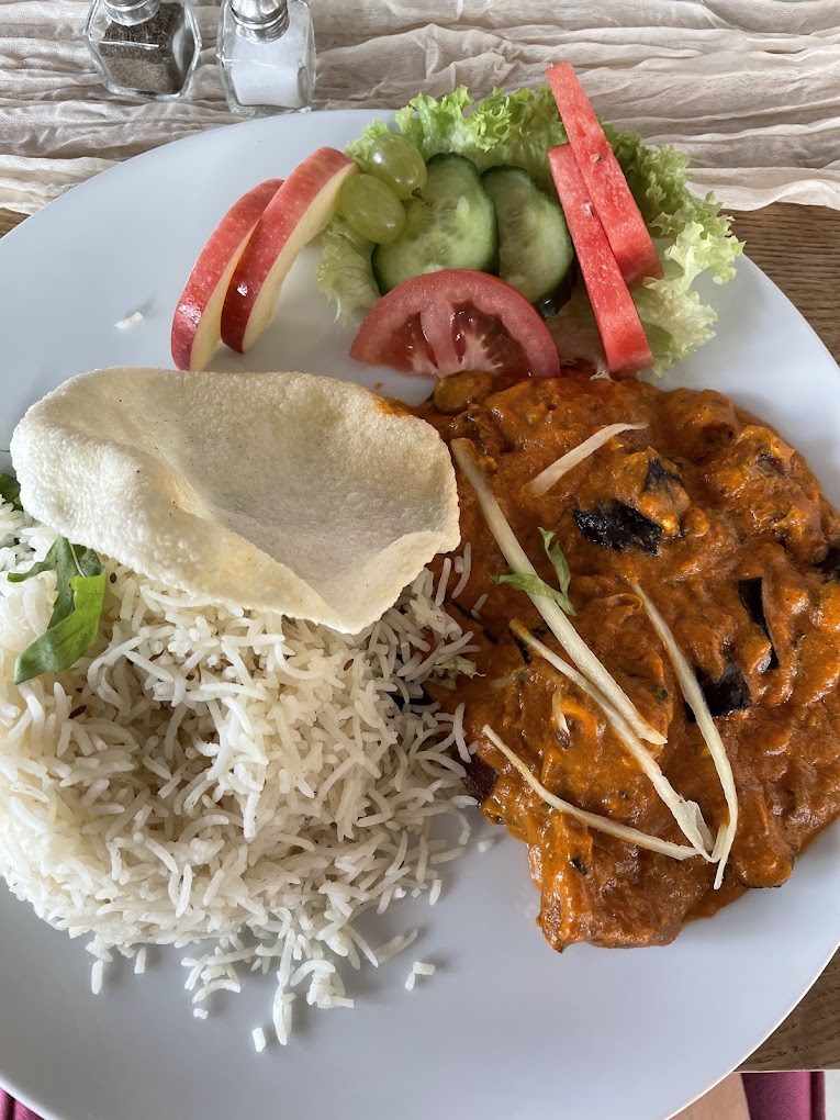 Curry mit Basmatireis und Papadam