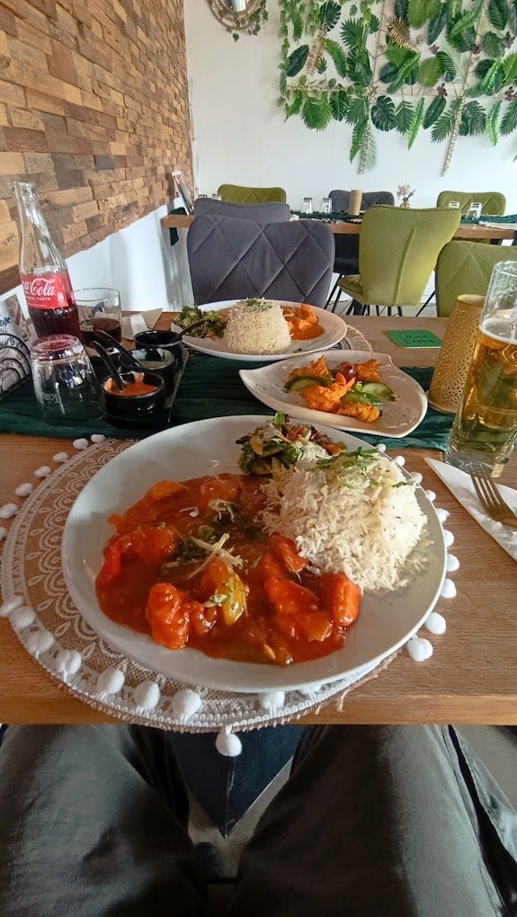 Gedeckter Tisch mit indischen Gerichten