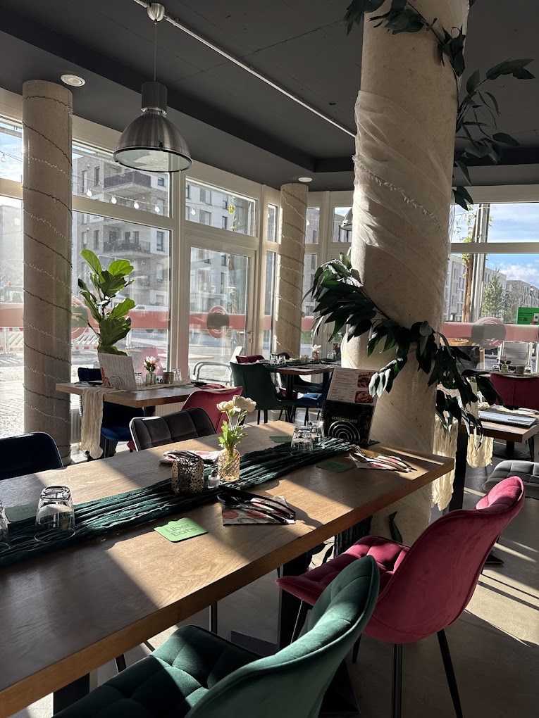 Restaurant Mannat – lichtdurchfluteter Gastraum in der Heidelberger Bahnstadt